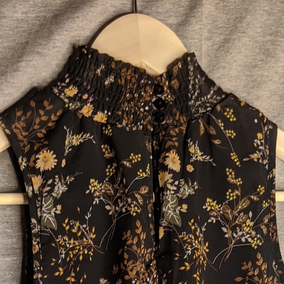 🖤 High Neck Flowy Floral Tank 🌸 - Picture 2 of 3